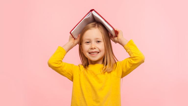Mädchen mit Buch