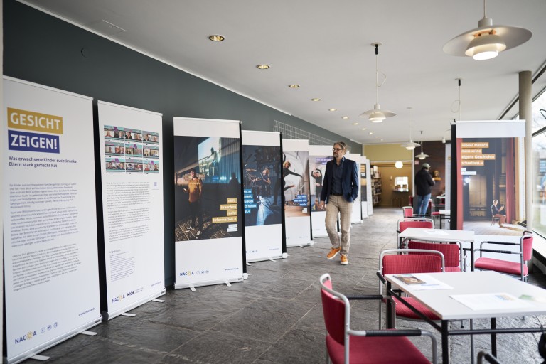 Ausstellung "Gesicht zeigen" in der Hansabibliothek Berlin
