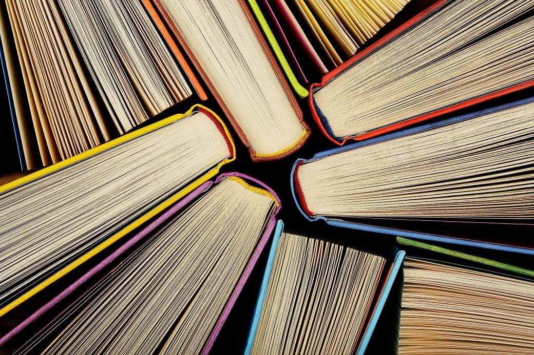 Bücher ineinander gestapelt